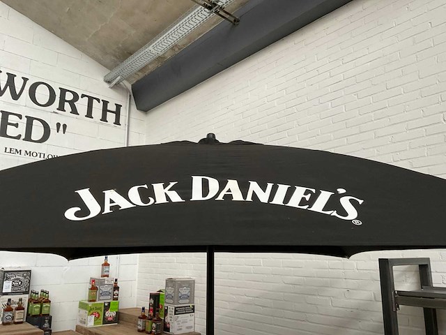 Jack daniels parasol, zit zak en 3x tafel - afbeelding 3 van  7