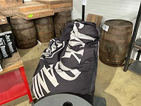 Jack daniels parasol, zit zak en 3x tafel - afbeelding 5 van  7