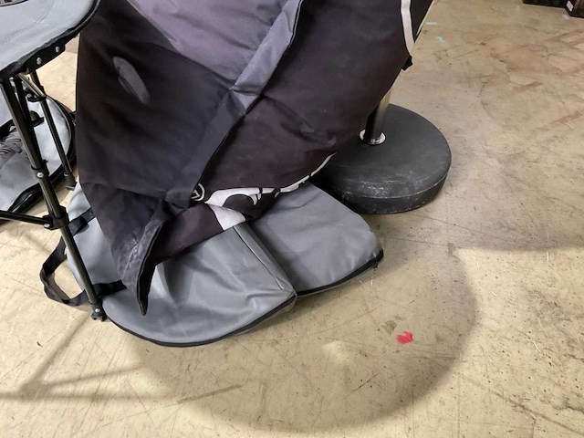 Jack daniels parasol, zit zak en 3x tafel - afbeelding 7 van  7