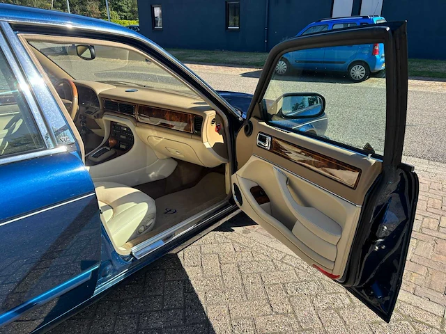 Jacquar / daimler - 1996 - dubble six lwb - personenauto - afbeelding 3 van  25