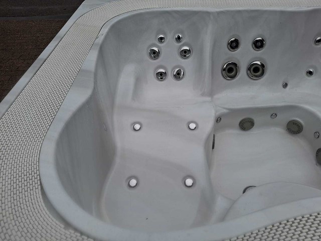 Jacuzzi 5 persoons jacuzzi en buitenspa - afbeelding 1 van  19