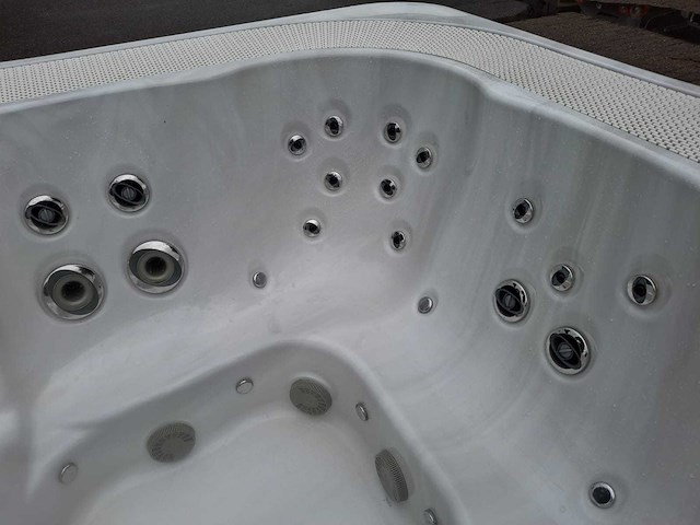 Jacuzzi 5 persoons jacuzzi en buitenspa - afbeelding 2 van  19