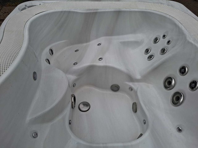 Jacuzzi 5 persoons jacuzzi en buitenspa - afbeelding 6 van  19