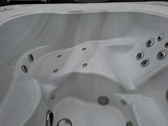 Jacuzzi 5 persoons jacuzzi en buitenspa - afbeelding 8 van  19