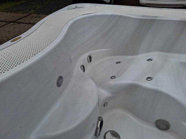 Jacuzzi 5 persoons jacuzzi en buitenspa - afbeelding 9 van  19
