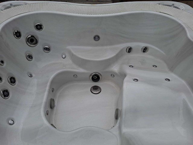 Jacuzzi 5 persoons jacuzzi en buitenspa - afbeelding 10 van  19