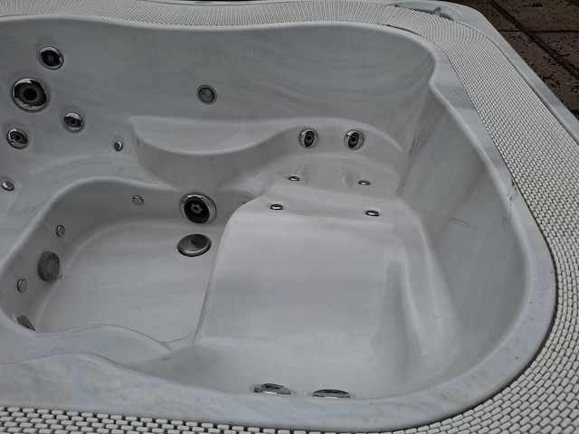 Jacuzzi 5 persoons jacuzzi en buitenspa - afbeelding 11 van  19