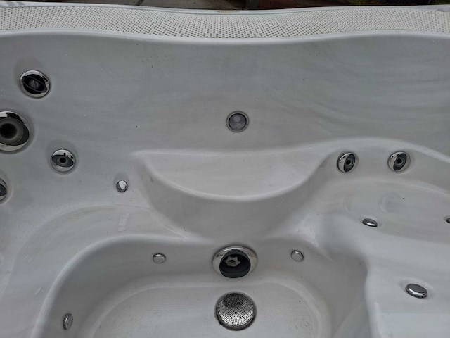 Jacuzzi 5 persoons jacuzzi en buitenspa - afbeelding 12 van  19