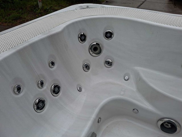 Jacuzzi 5 persoons jacuzzi en buitenspa - afbeelding 13 van  19