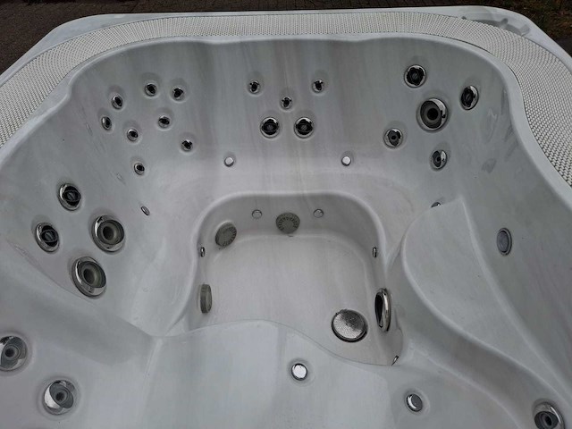 Jacuzzi 5 persoons jacuzzi en buitenspa - afbeelding 14 van  19
