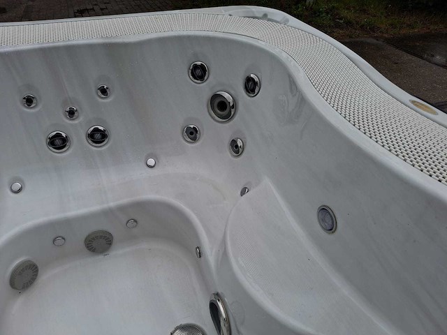 Jacuzzi 5 persoons jacuzzi en buitenspa - afbeelding 15 van  19