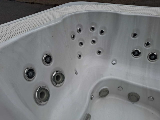 Jacuzzi 5 persoons jacuzzi en buitenspa - afbeelding 17 van  19