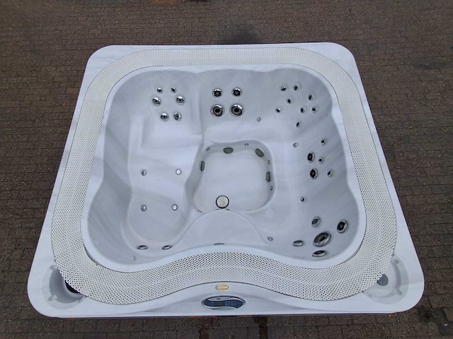 Jacuzzi 5 persoons jacuzzi en buitenspa - afbeelding 1 van  17