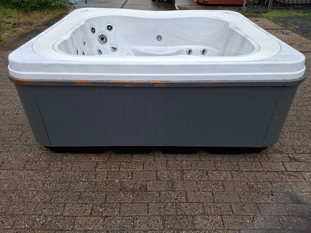 Jacuzzi 5 persoons jacuzzi en buitenspa - afbeelding 14 van  17