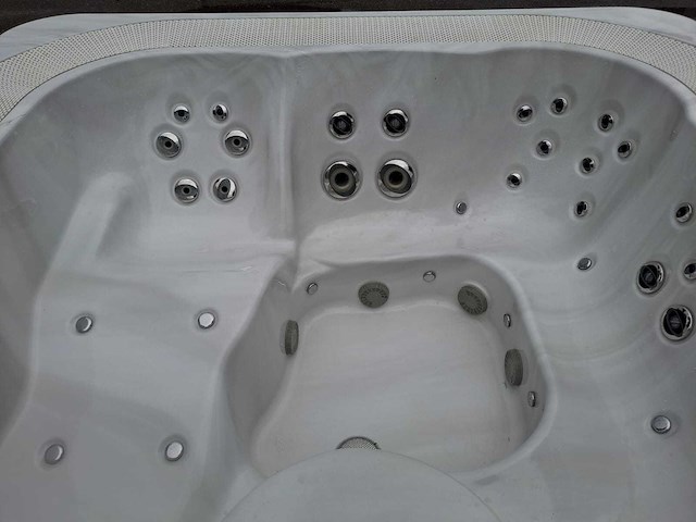 Jacuzzi 5 persoons jacuzzi en buitenspa - afbeelding 7 van  32