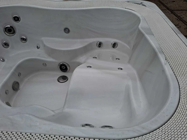 Jacuzzi 5 persoons jacuzzi en buitenspa - afbeelding 25 van  32
