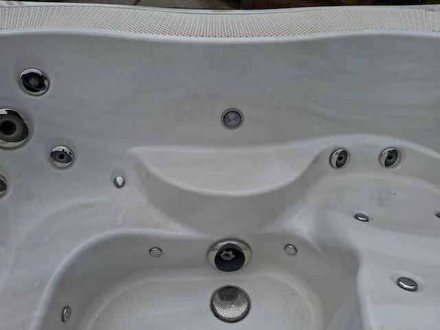 Jacuzzi 5 persoons jacuzzi en buitenspa - afbeelding 26 van  32