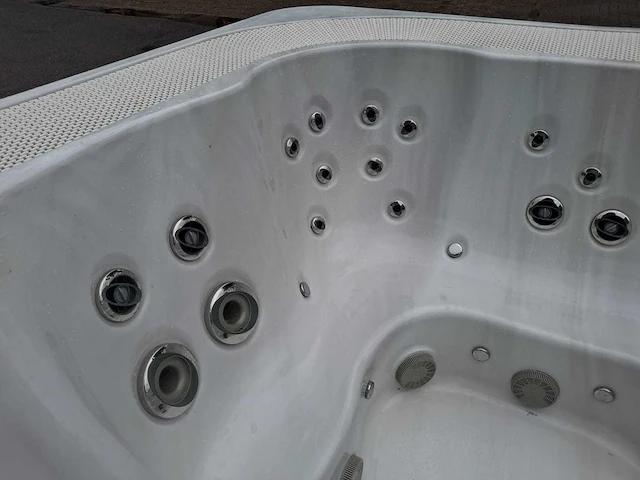 Jacuzzi 5 persoons jacuzzi en buitenspa - afbeelding 31 van  32