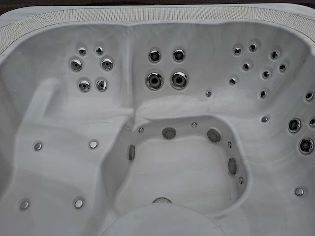 Jacuzzi 5 persoons jacuzzi en buitenspa - afbeelding 7 van  32