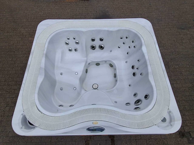 Jacuzzi 5 persoons jacuzzi en buitenspa - afbeelding 1 van  32