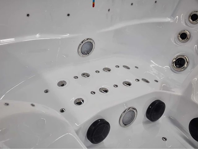 Jacuzzi en buitenspa - vonato - 0 - 6 persoons met 1 ligplaats - afbeelding 3 van  24