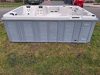Jacuzzi en buitenspa - afbeelding 18 van  31