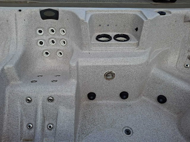 Jacuzzi en buitenspa - afbeelding 4 van  31