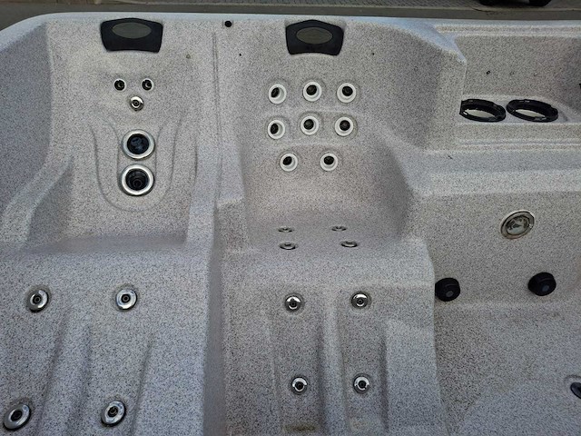 Jacuzzi en buitenspa - afbeelding 5 van  31