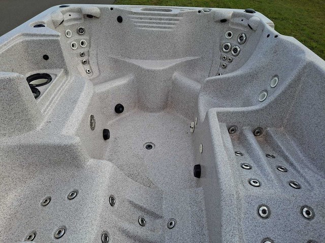 Jacuzzi en buitenspa - afbeelding 25 van  31