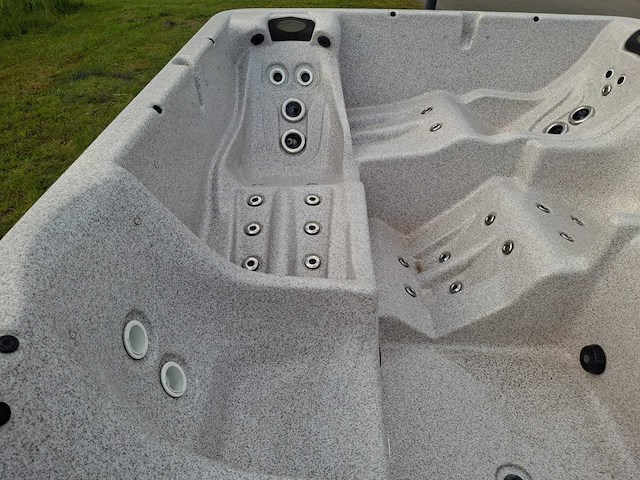 Jacuzzi en buitenspa - afbeelding 9 van  31