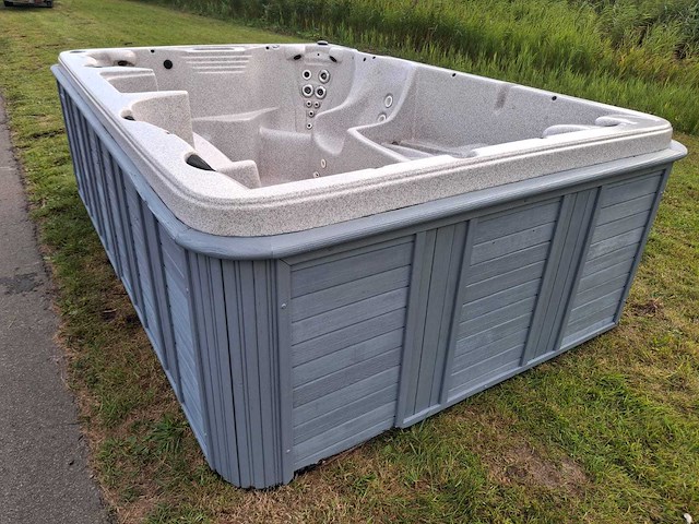Jacuzzi en buitenspa - afbeelding 15 van  31