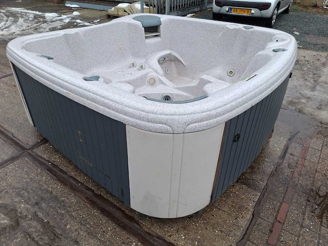Jacuzzi en buitenspa - afbeelding 17 van  27