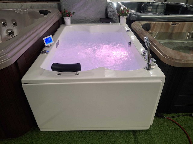Jacuzzi en buitenspa - afbeelding 3 van  27