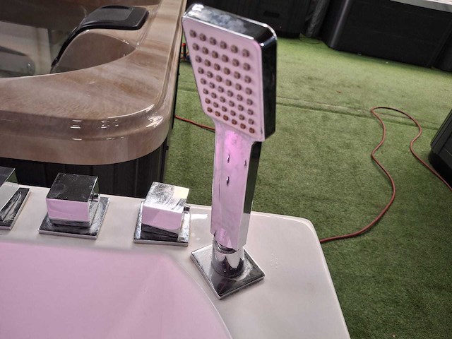 Jacuzzi en buitenspa - afbeelding 8 van  27