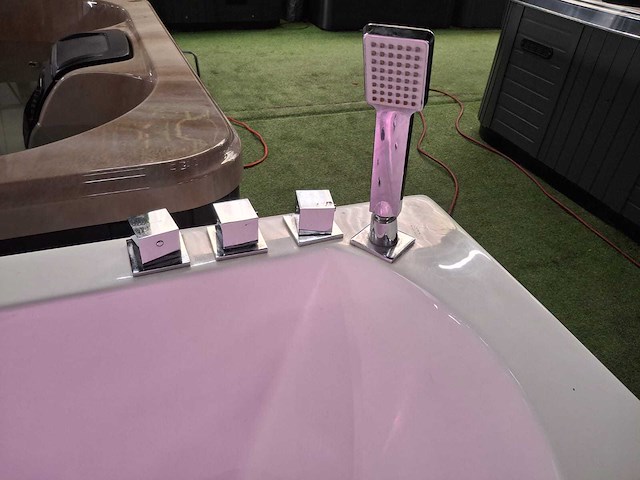 Jacuzzi en buitenspa - afbeelding 11 van  27