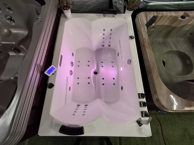 Jacuzzi en buitenspa - afbeelding 1 van  27