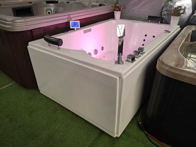 Jacuzzi en buitenspa - afbeelding 19 van  27