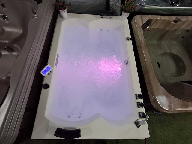 Jacuzzi en buitenspa - afbeelding 24 van  27