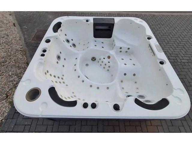 Jacuzzi en buitenspa - afbeelding 12 van  18