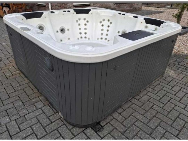 Jacuzzi en buitenspa - afbeelding 13 van  18