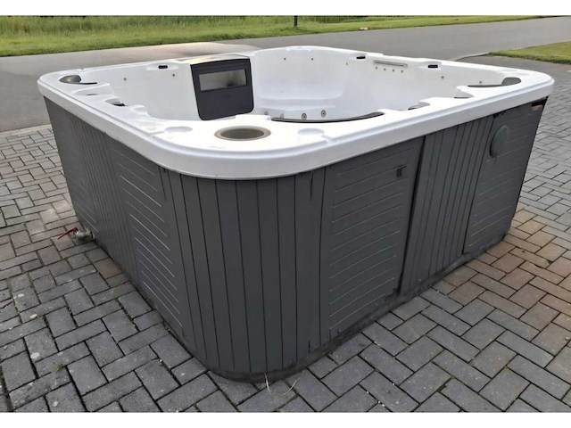 Jacuzzi en buitenspa - afbeelding 14 van  18