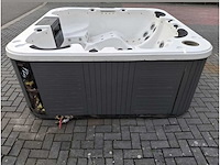Jacuzzi en buitenspa - afbeelding 15 van  18