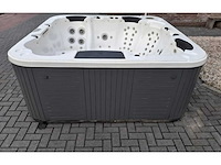 Jacuzzi en buitenspa - afbeelding 18 van  18