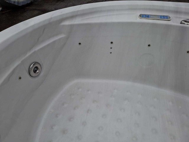 Jacuzzi en buitenspa - afbeelding 2 van  21