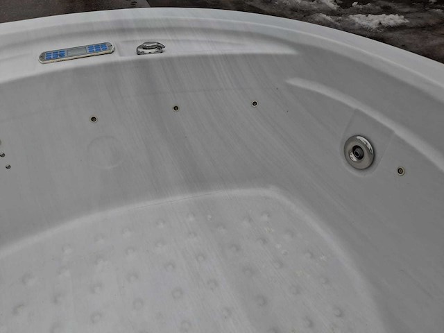 Jacuzzi en buitenspa - afbeelding 3 van  21