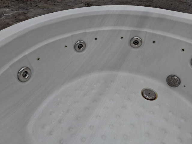 Jacuzzi en buitenspa - afbeelding 8 van  21