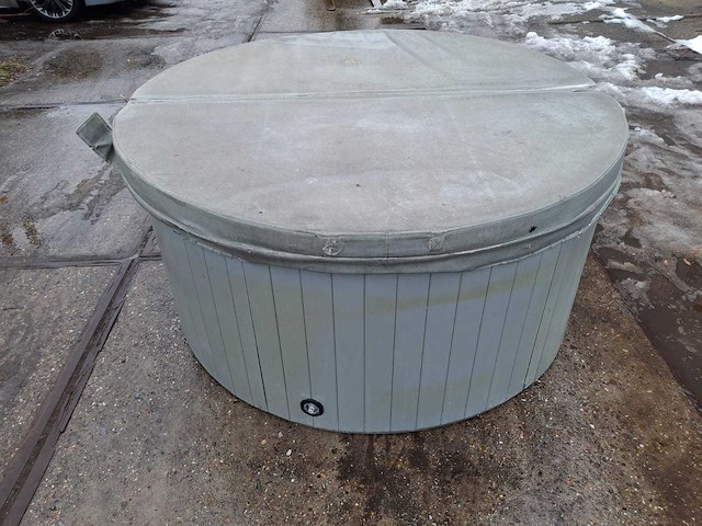 Jacuzzi en buitenspa - afbeelding 14 van  21