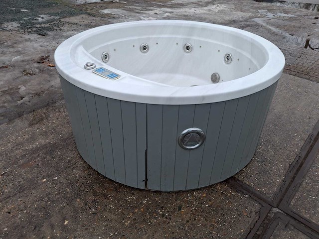 Jacuzzi en buitenspa - afbeelding 12 van  21
