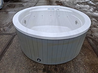 Jacuzzi en buitenspa - afbeelding 17 van  21