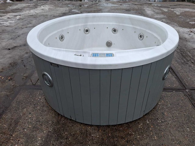Jacuzzi en buitenspa - afbeelding 19 van  21